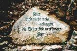Findling an der Kirchenruine